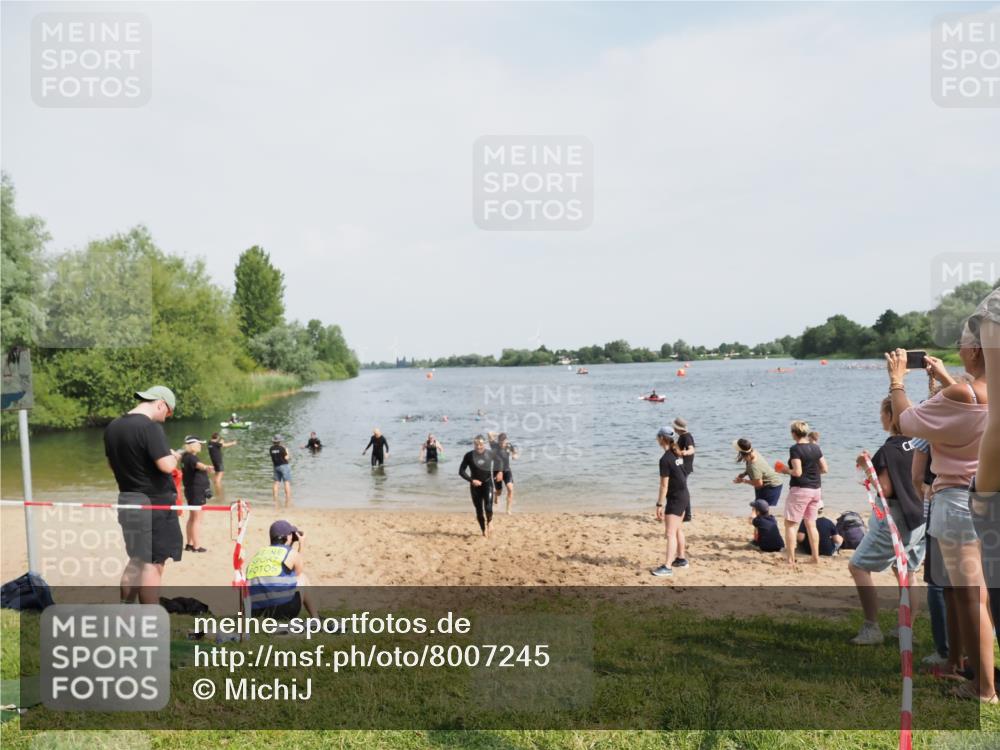 21.06.2025 - 27. Vierlanden-Triathlon MichiJ http://msf.ph/oto/8007245 15.06.2026 10:07:54 Schwimmen 371, 395, 407 meine-sportfotos.de