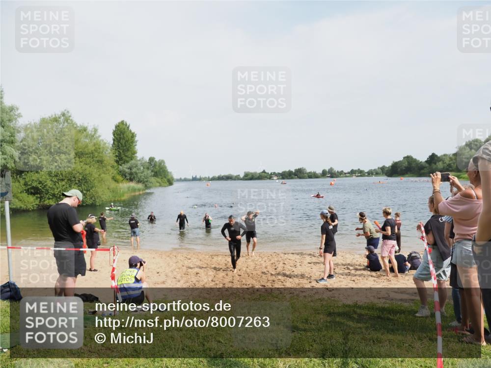 21.06.2025 - 27. Vierlanden-Triathlon MichiJ http://msf.ph/oto/8007263 15.06.2026 10:07:55 Schwimmen 371, 395, 407 meine-sportfotos.de