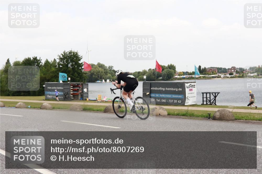 21.06.2025 - 27. Vierlanden-Triathlon H.Heesch http://msf.ph/oto/8007269 15.06.2025 12:08:36 Radfahren 755, 925 meine-sportfotos.de