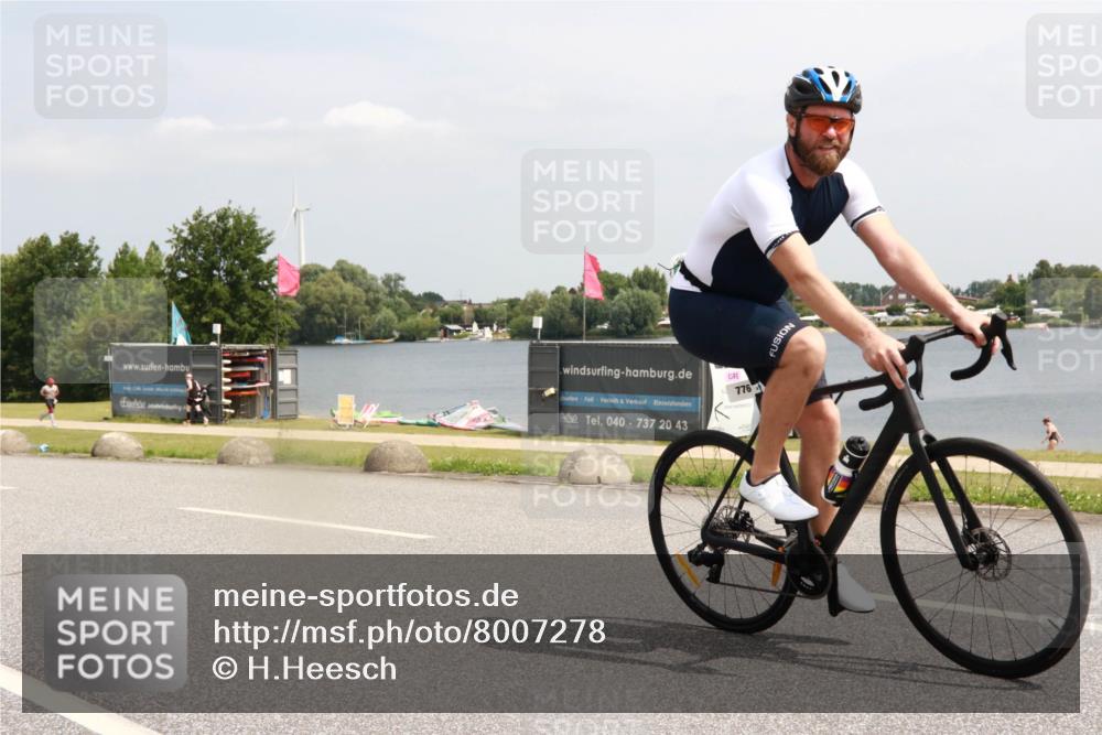 21.06.2025 - 27. Vierlanden-Triathlon H.Heesch http://msf.ph/oto/8007278 15.06.2025 12:00:04 Radfahren 776 meine-sportfotos.de