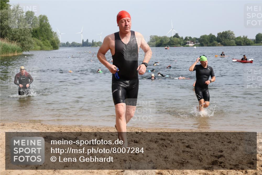 15.06.2025 - 27. Vierlanden-Triathlon Lena Gebhardt http://msf.ph/oto/8007284 15.06.2025 10:05:14 Schwimmen 364, 382, 384, 393, 402, 412, 422, 456 meine-sportfotos.de
