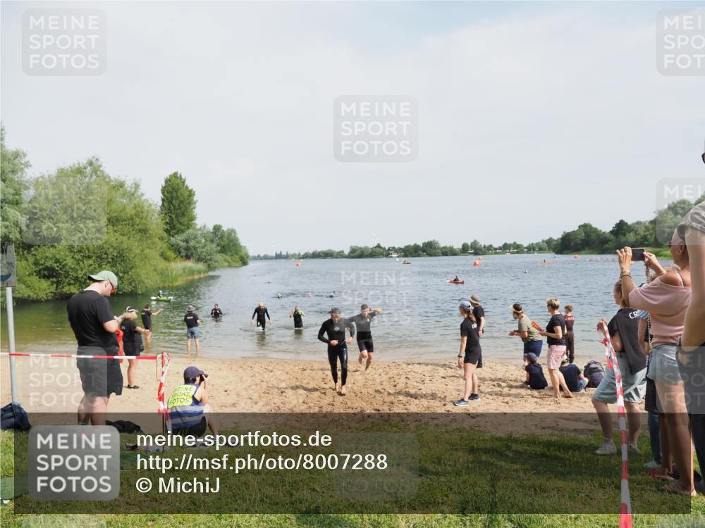 21.06.2025 - 27. Vierlanden-Triathlon MichiJ http://msf.ph/oto/8007288 15.06.2026 10:07:55 Schwimmen 371, 395, 407 meine-sportfotos.de