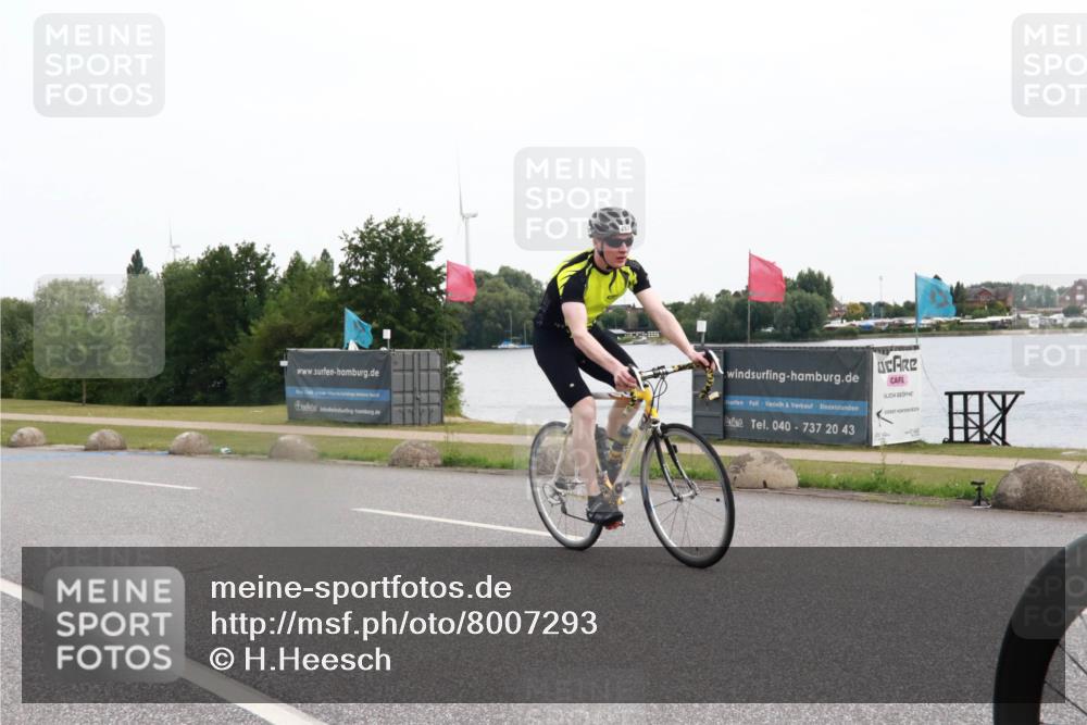 15.06.2025 - 27. Vierlanden-Triathlon H.Heesch http://msf.ph/oto/8007293 15.06.2025 10:41:57 Radfahren 34, 121, 134, 151, 213, 250, 293 meine-sportfotos.de
