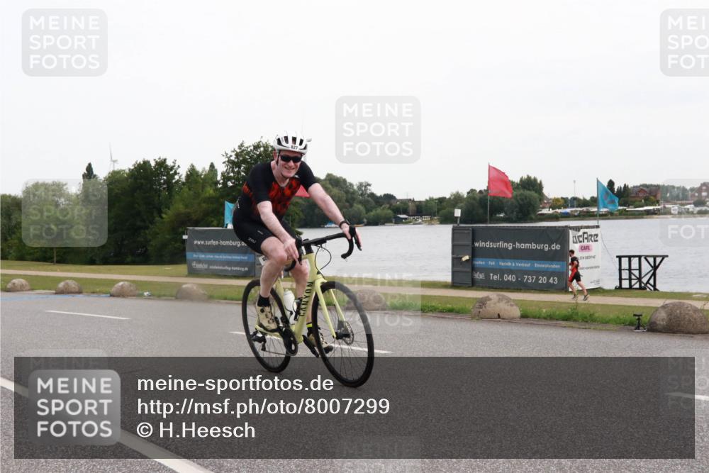 15.06.2025 - 27. Vierlanden-Triathlon H.Heesch http://msf.ph/oto/8007299 15.06.2025 10:42:14 Radfahren 827 meine-sportfotos.de