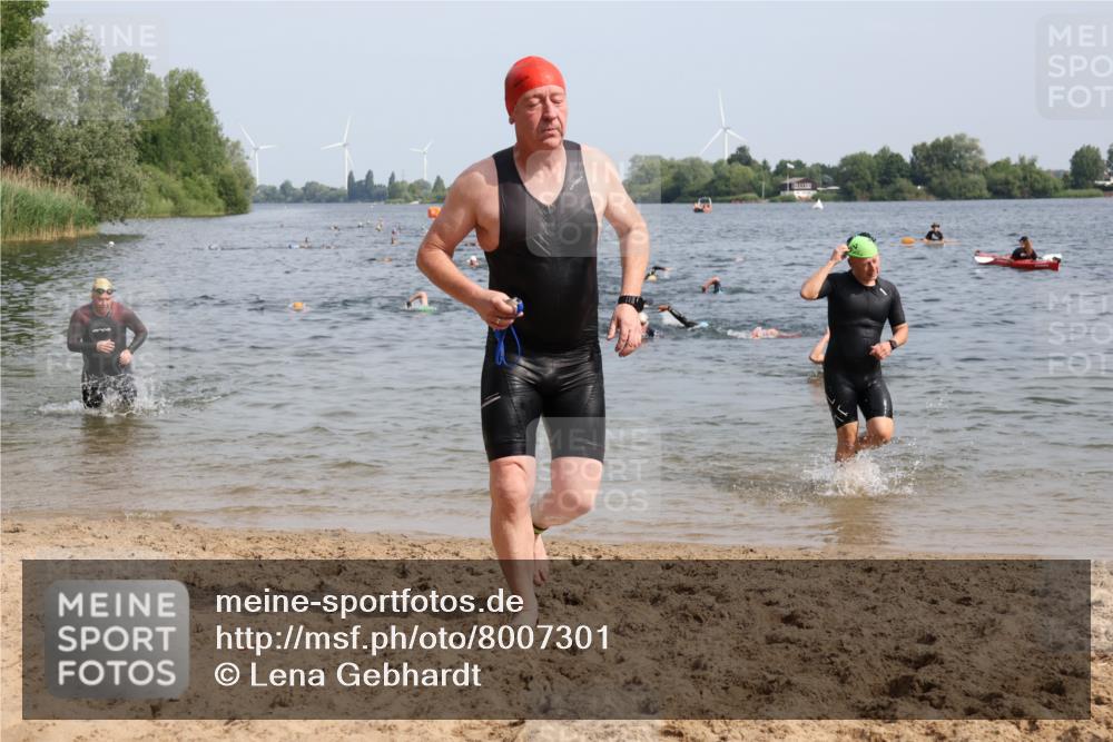 15.06.2025 - 27. Vierlanden-Triathlon Lena Gebhardt http://msf.ph/oto/8007301 15.06.2025 10:05:14 Schwimmen 364, 382, 384, 393, 402, 412, 422, 456 meine-sportfotos.de