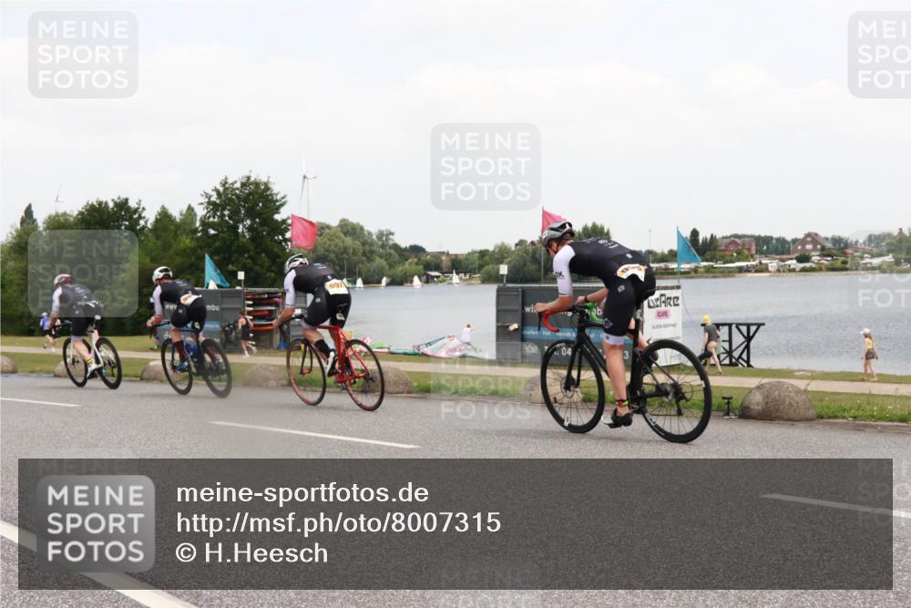 21.06.2025 - 27. Vierlanden-Triathlon H.Heesch http://msf.ph/oto/8007315 15.06.2025 12:08:40 Radfahren 878, 994, 995, 997 meine-sportfotos.de