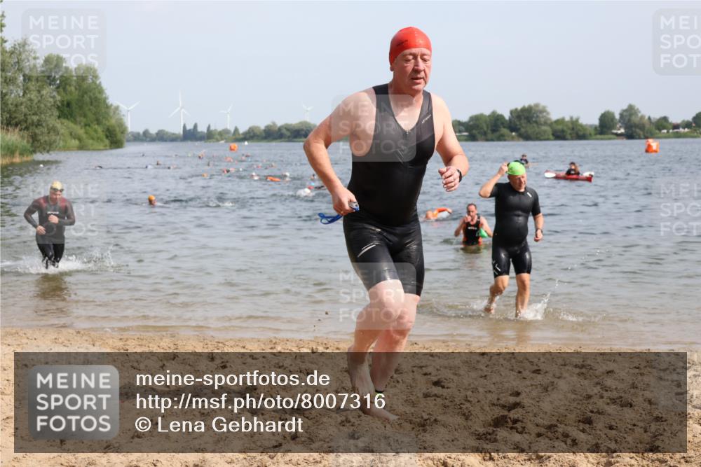 15.06.2025 - 27. Vierlanden-Triathlon Lena Gebhardt http://msf.ph/oto/8007316 15.06.2025 10:05:14 Schwimmen 364, 382, 384, 393, 402, 412, 422, 456 meine-sportfotos.de