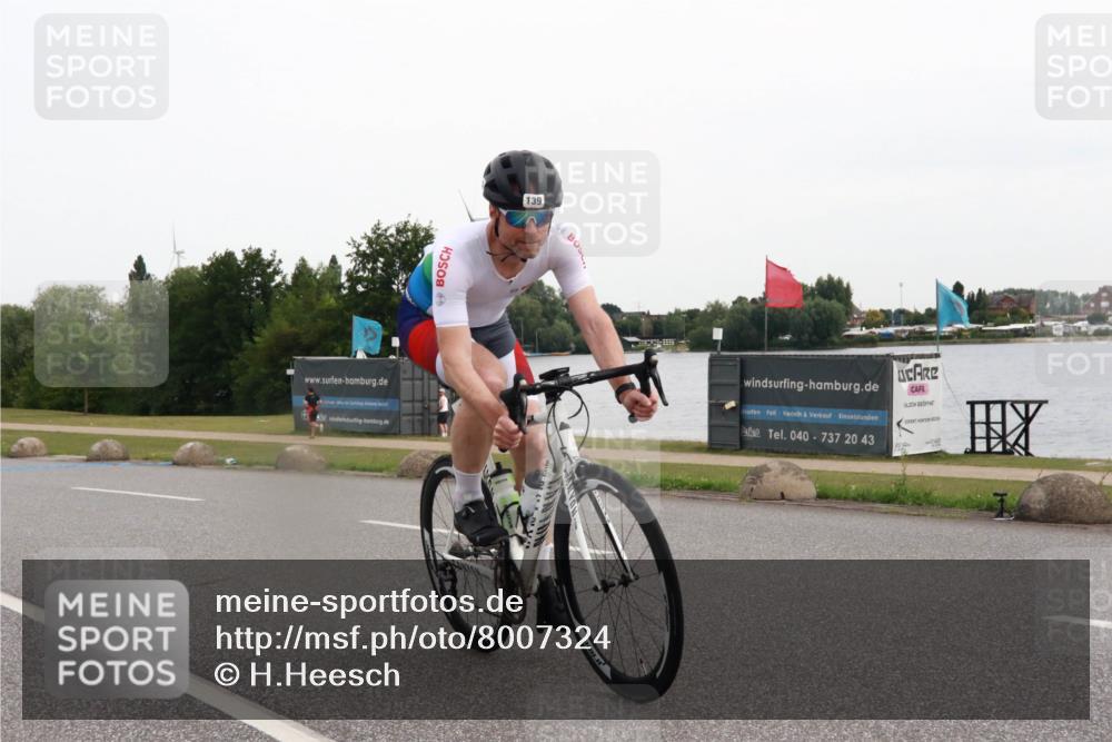 15.06.2025 - 27. Vierlanden-Triathlon H.Heesch http://msf.ph/oto/8007324 15.06.2025 10:42:21 Radfahren 29, 139, 287 meine-sportfotos.de