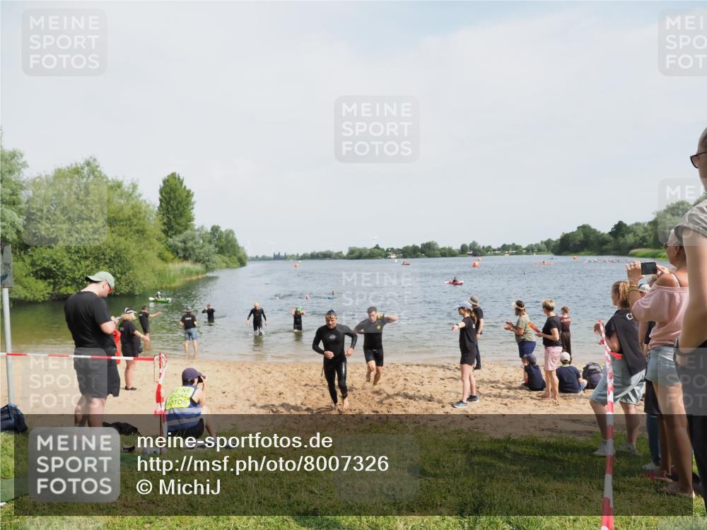 21.06.2025 - 27. Vierlanden-Triathlon MichiJ http://msf.ph/oto/8007326 15.06.2026 10:07:56 Schwimmen 371, 395, 407 meine-sportfotos.de