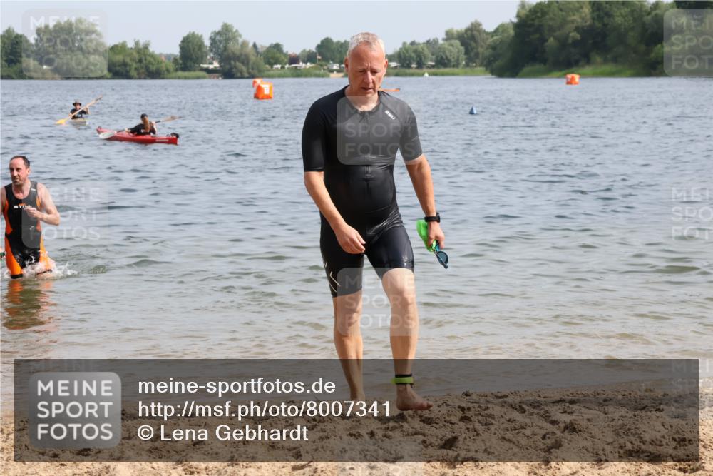 15.06.2025 - 27. Vierlanden-Triathlon Lena Gebhardt http://msf.ph/oto/8007341 15.06.2025 10:05:17 Schwimmen 364, 382, 384, 393, 402, 409, 422, 456 meine-sportfotos.de