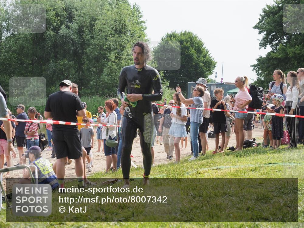 15.06.2025 - 27. Vierlanden-Triathlon KatJ http://msf.ph/oto/8007342 15.06.2025 10:06:09 Schwimmen 362, 369, 372, 381, 410, 418, 448 meine-sportfotos.de