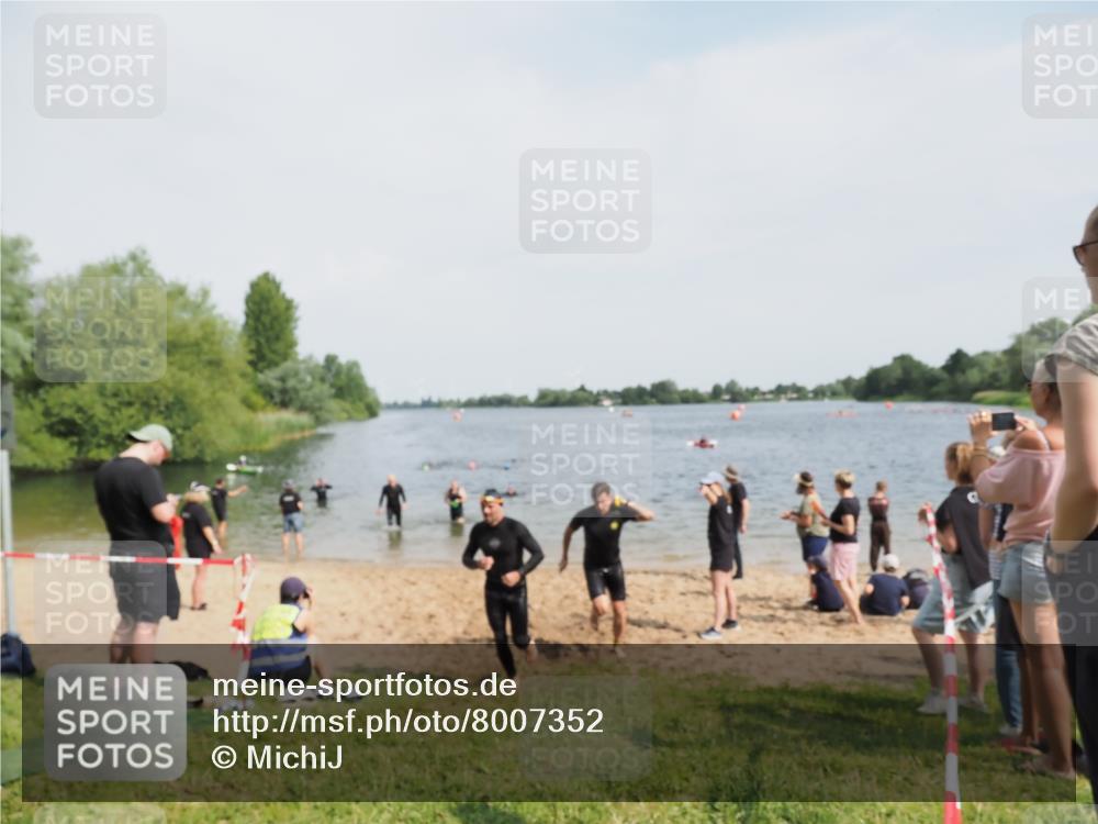 21.06.2025 - 27. Vierlanden-Triathlon MichiJ http://msf.ph/oto/8007352 15.06.2026 10:07:56 Schwimmen 371, 395, 407 meine-sportfotos.de