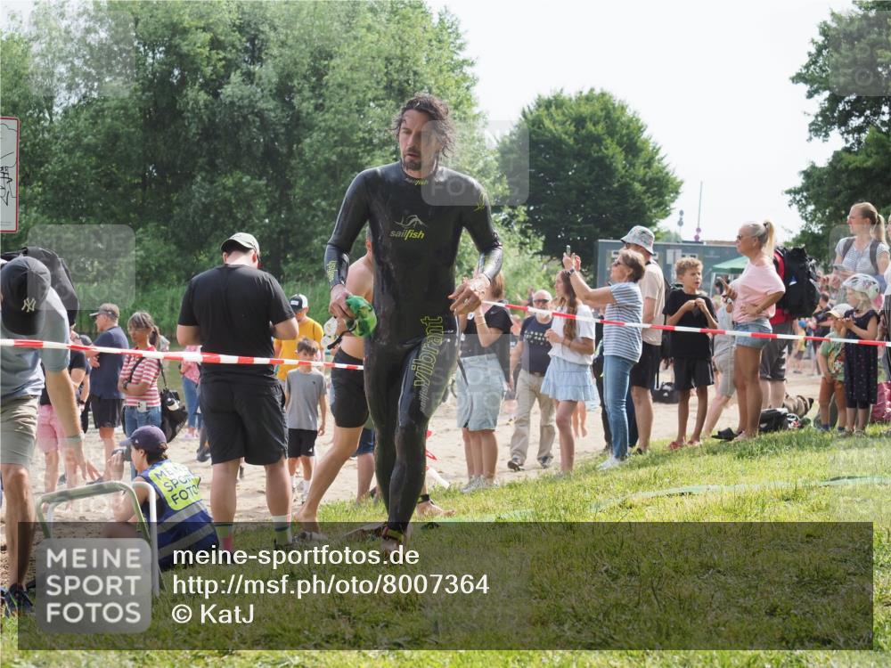 15.06.2025 - 27. Vierlanden-Triathlon KatJ http://msf.ph/oto/8007364 15.06.2025 10:06:09 Schwimmen 362, 369, 372, 381, 410, 418, 448 meine-sportfotos.de