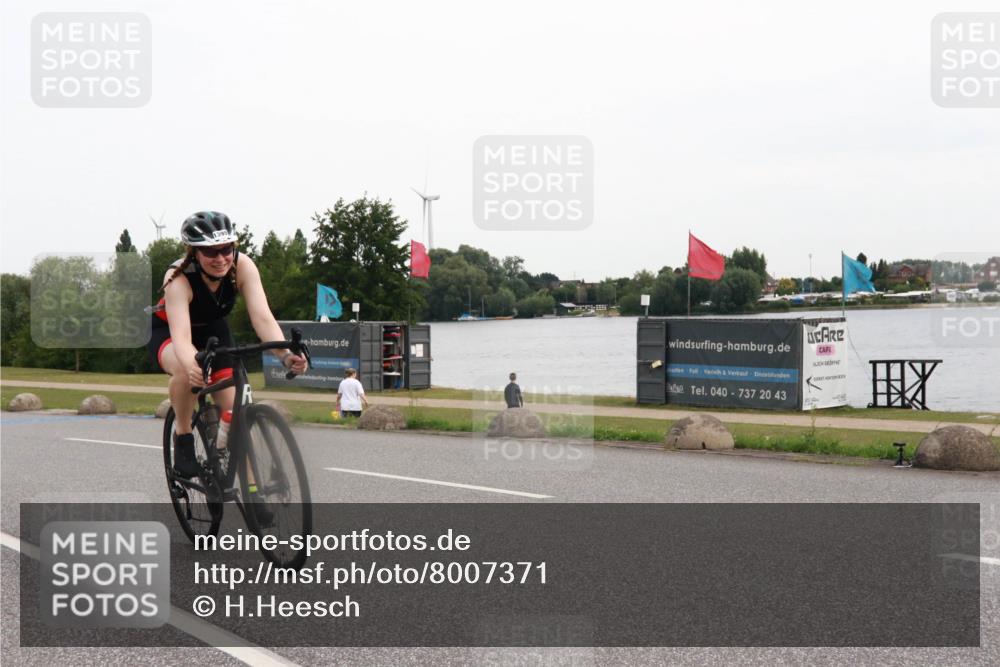 15.06.2025 - 27. Vierlanden-Triathlon H.Heesch http://msf.ph/oto/8007371 15.06.2025 10:42:46 Radfahren 199, 347, 1399 meine-sportfotos.de