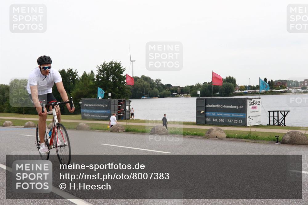 15.06.2025 - 27. Vierlanden-Triathlon H.Heesch http://msf.ph/oto/8007383 15.06.2025 10:42:47 Radfahren 199, 347, 1399 meine-sportfotos.de