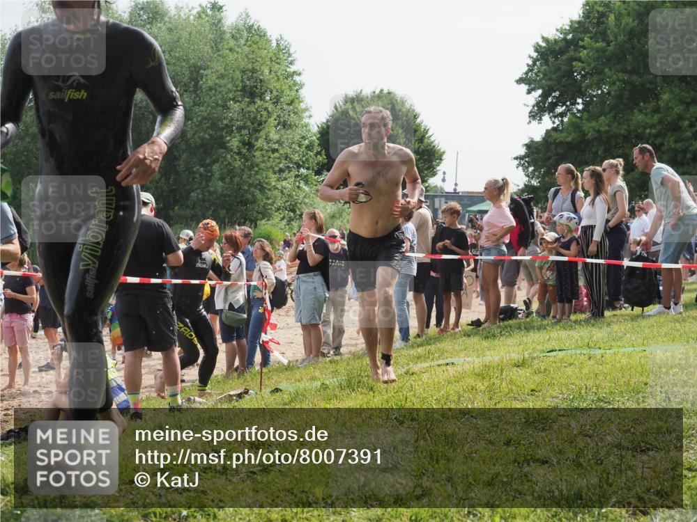 15.06.2025 - 27. Vierlanden-Triathlon KatJ http://msf.ph/oto/8007391 15.06.2025 10:06:11 Schwimmen 362, 369, 370, 381, 410, 418, 448, 455 meine-sportfotos.de
