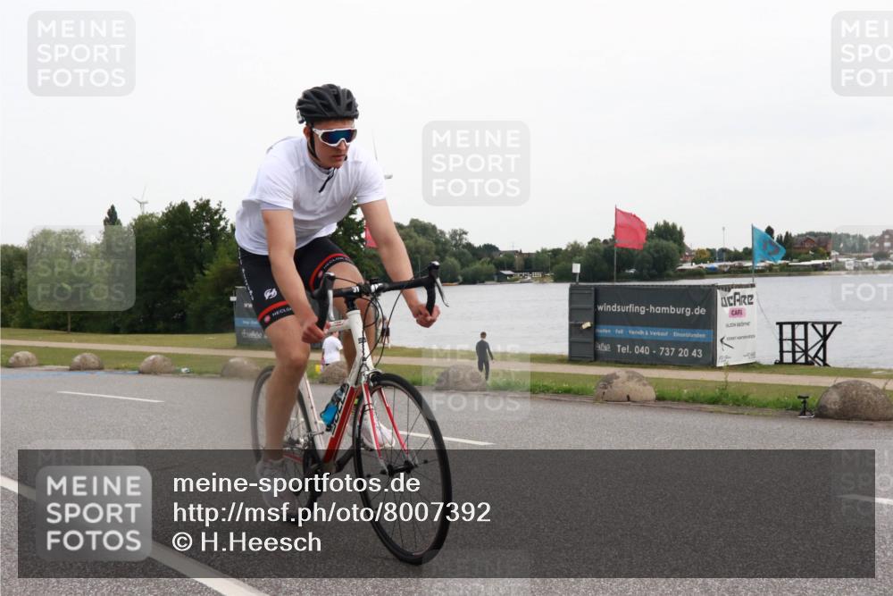 15.06.2025 - 27. Vierlanden-Triathlon H.Heesch http://msf.ph/oto/8007392 15.06.2025 10:42:47 Radfahren 199, 347, 1399 meine-sportfotos.de