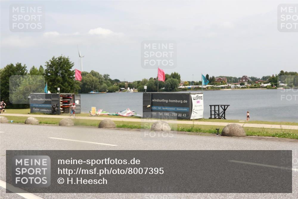 21.06.2025 - 27. Vierlanden-Triathlon H.Heesch http://msf.ph/oto/8007395 15.06.2025 12:00:08 Radfahren 776, 825 meine-sportfotos.de