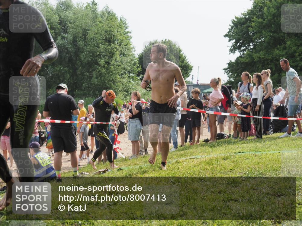 15.06.2025 - 27. Vierlanden-Triathlon KatJ http://msf.ph/oto/8007413 15.06.2025 10:06:11 Schwimmen 362, 369, 370, 381, 410, 418, 448, 455 meine-sportfotos.de