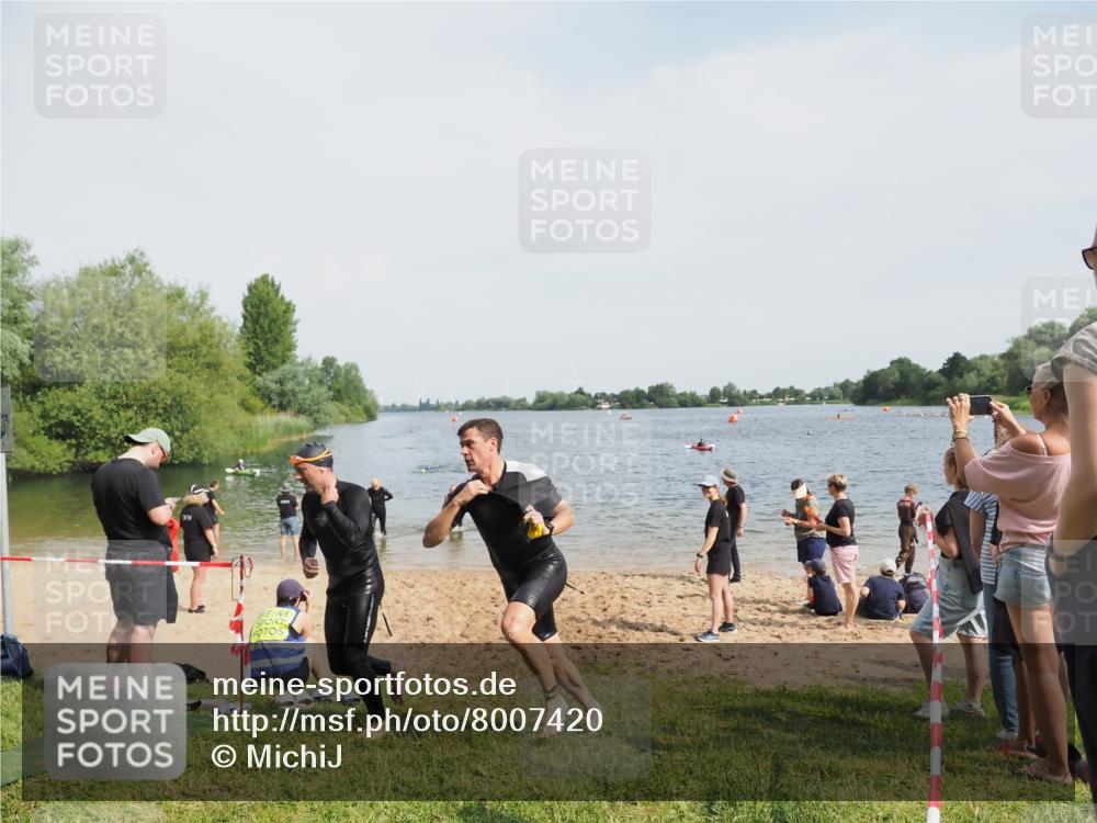 21.06.2025 - 27. Vierlanden-Triathlon MichiJ http://msf.ph/oto/8007420 15.06.2026 10:07:57 Schwimmen 371, 395, 407 meine-sportfotos.de
