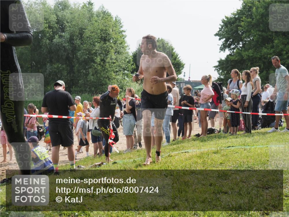 15.06.2025 - 27. Vierlanden-Triathlon KatJ http://msf.ph/oto/8007424 15.06.2025 10:06:11 Schwimmen 362, 369, 370, 381, 410, 418, 448, 455 meine-sportfotos.de