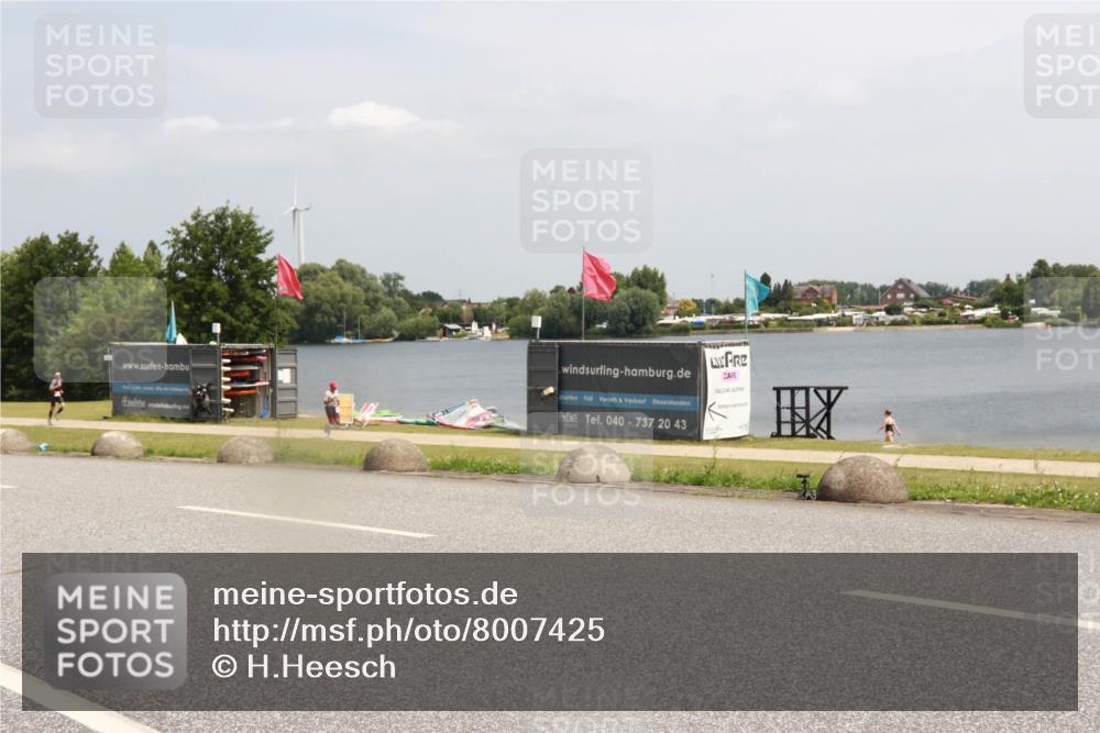 21.06.2025 - 27. Vierlanden-Triathlon H.Heesch http://msf.ph/oto/8007425 15.06.2025 12:00:09 Radfahren 776, 825 meine-sportfotos.de