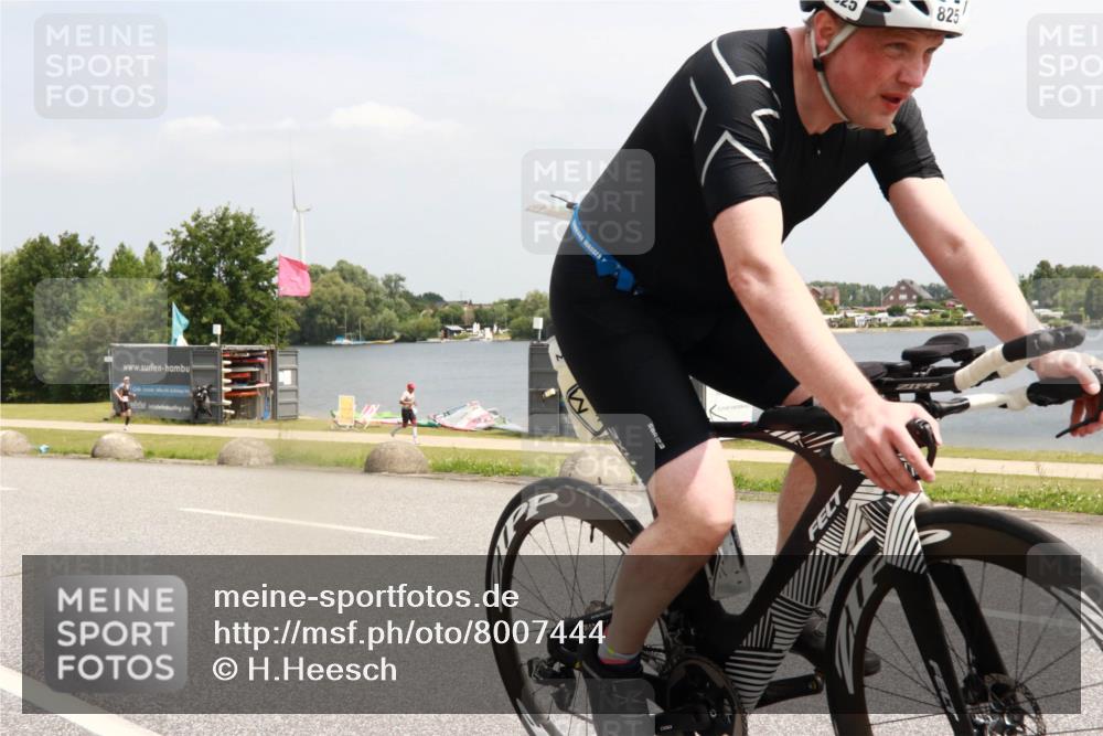21.06.2025 - 27. Vierlanden-Triathlon H.Heesch http://msf.ph/oto/8007444 15.06.2025 12:00:10 Radfahren 776, 825 meine-sportfotos.de