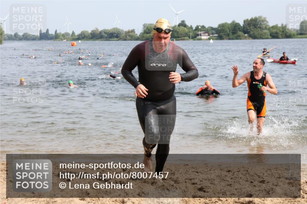 15.06.2025 - 27. Vierlanden-Triathlon Lena Gebhardt http://msf.ph/oto/8007457 15.06.2025 10:05:20 Schwimmen 364, 382, 384, 393, 402, 409, 422, 456 meine-sportfotos.de