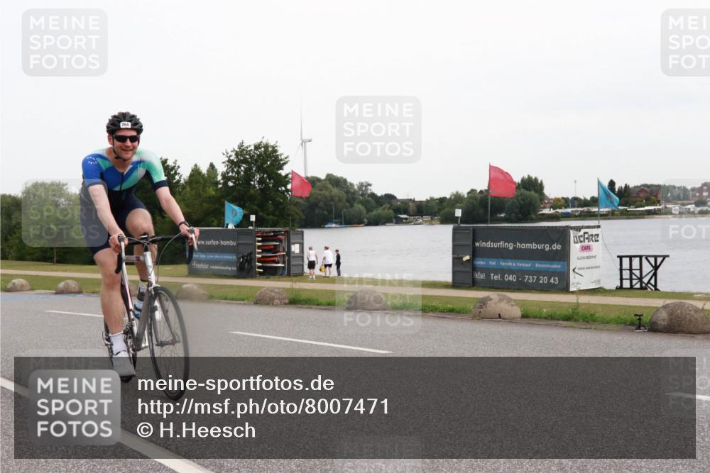 15.06.2025 - 27. Vierlanden-Triathlon H.Heesch http://msf.ph/oto/8007471 15.06.2025 10:43:18 Radfahren 65, 124, 160, 266 meine-sportfotos.de