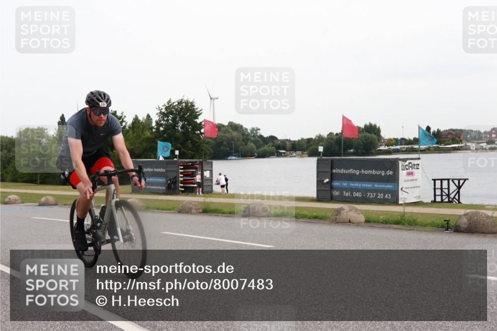 15.06.2025 - 27. Vierlanden-Triathlon H.Heesch http://msf.ph/oto/8007483 15.06.2025 10:43:40 Radfahren 41, 324 meine-sportfotos.de