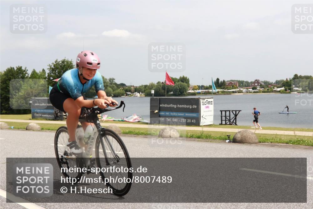21.06.2025 - 27. Vierlanden-Triathlon H.Heesch http://msf.ph/oto/8007489 15.06.2025 12:00:40 Radfahren 199, 204, 966 meine-sportfotos.de