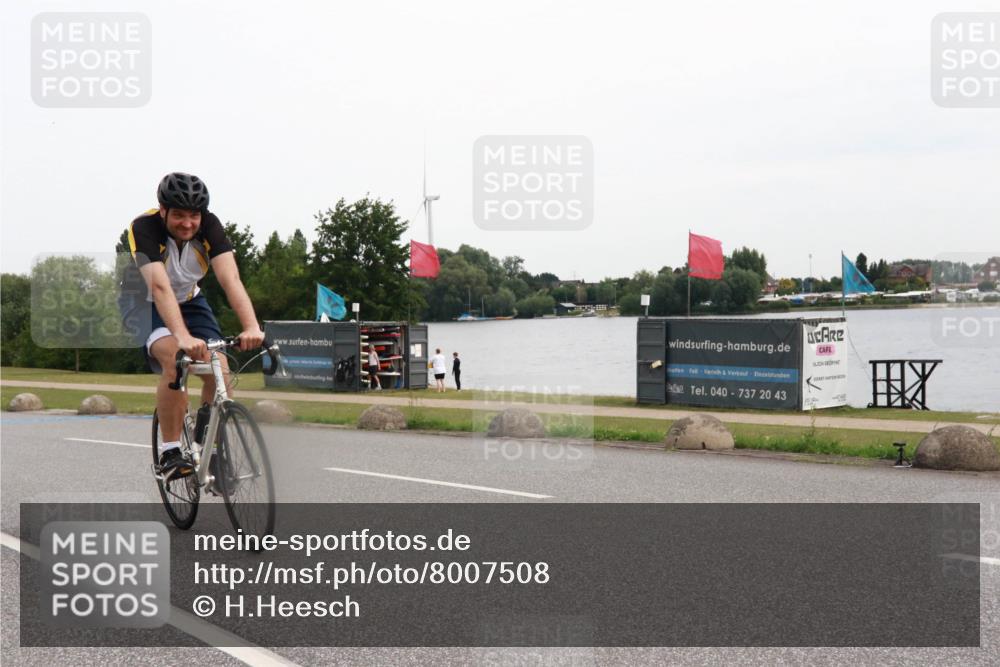 15.06.2025 - 27. Vierlanden-Triathlon H.Heesch http://msf.ph/oto/8007508 15.06.2025 10:44:00 Radfahren 225, 263 meine-sportfotos.de