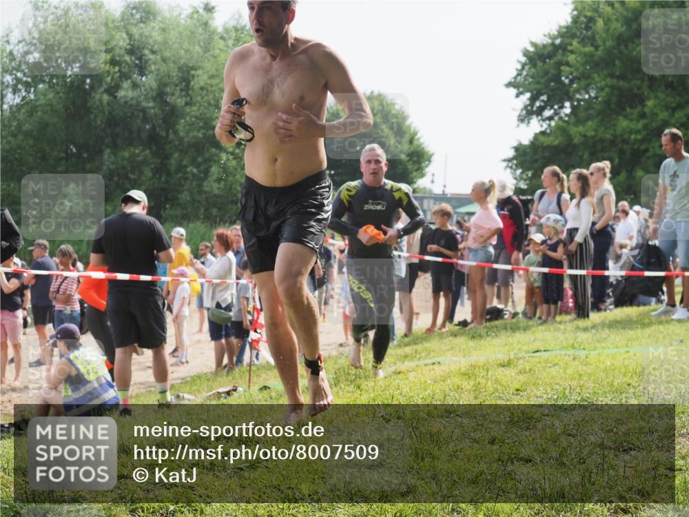 15.06.2025 - 27. Vierlanden-Triathlon KatJ http://msf.ph/oto/8007509 15.06.2025 10:06:12 Schwimmen 362, 369, 370, 381, 418, 448, 455 meine-sportfotos.de