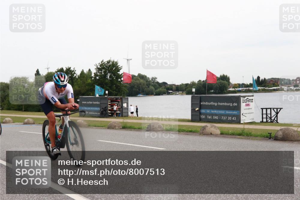 15.06.2025 - 27. Vierlanden-Triathlon H.Heesch http://msf.ph/oto/8007513 15.06.2025 10:44:02 Radfahren 225, 263, 383, 411 meine-sportfotos.de