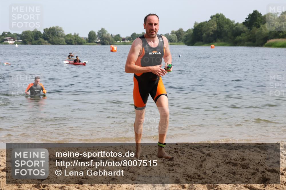 15.06.2025 - 27. Vierlanden-Triathlon Lena Gebhardt http://msf.ph/oto/8007515 15.06.2025 10:05:22 Schwimmen 364, 382, 384, 393, 402, 409, 456 meine-sportfotos.de