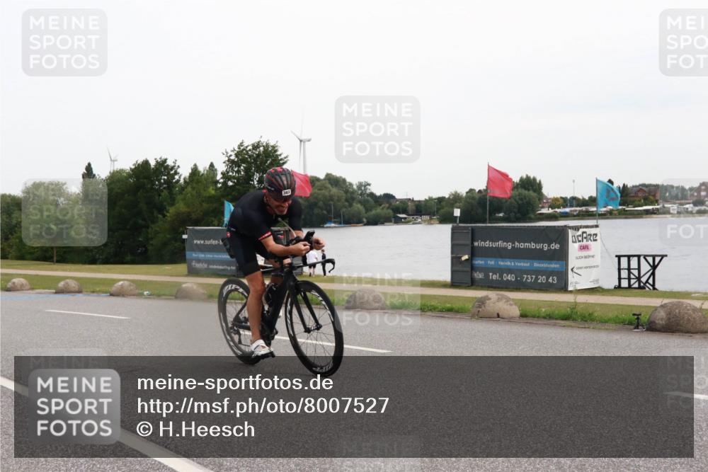 15.06.2025 - 27. Vierlanden-Triathlon H.Heesch http://msf.ph/oto/8007527 15.06.2025 10:44:04 Radfahren 18, 25, 225, 263, 383, 411 meine-sportfotos.de