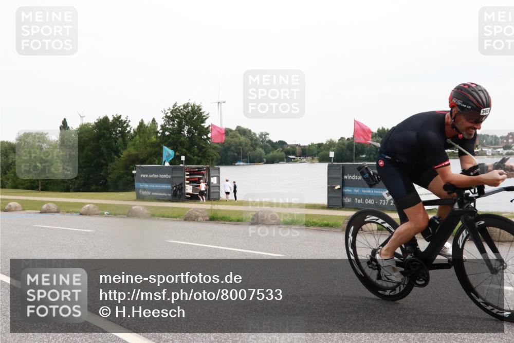 15.06.2025 - 27. Vierlanden-Triathlon H.Heesch http://msf.ph/oto/8007533 15.06.2025 10:44:04 Radfahren 18, 25, 225, 263, 383, 411 meine-sportfotos.de