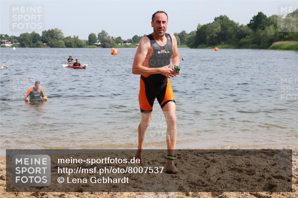15.06.2025 - 27. Vierlanden-Triathlon Lena Gebhardt http://msf.ph/oto/8007537 15.06.2025 10:05:22 Schwimmen 364, 382, 384, 393, 402, 409, 456 meine-sportfotos.de
