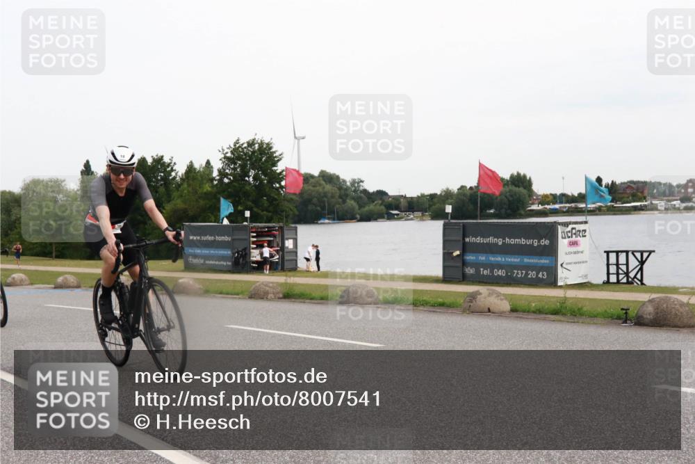 15.06.2025 - 27. Vierlanden-Triathlon H.Heesch http://msf.ph/oto/8007541 15.06.2025 10:44:05 Radfahren 18, 25, 225, 263, 383, 411 meine-sportfotos.de