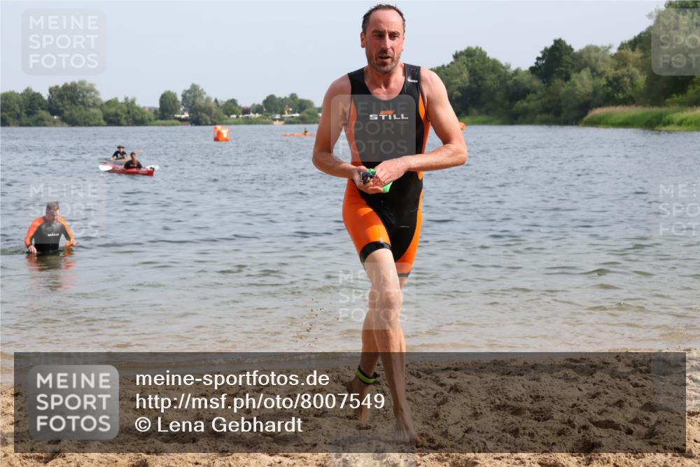 15.06.2025 - 27. Vierlanden-Triathlon Lena Gebhardt http://msf.ph/oto/8007549 15.06.2025 10:05:23 Schwimmen 364, 382, 384, 393, 402, 409, 456 meine-sportfotos.de