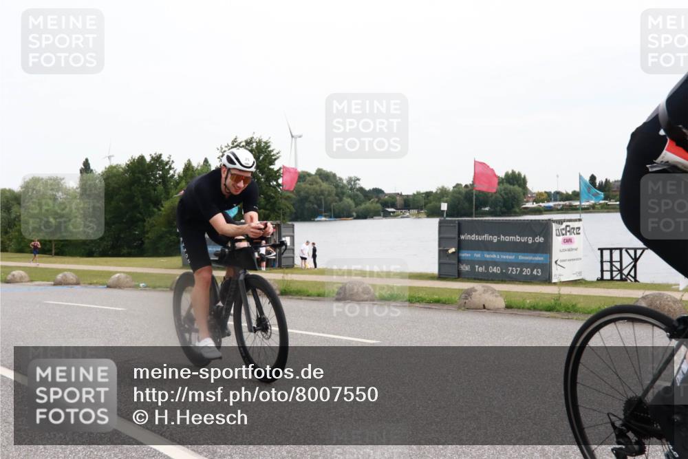 15.06.2025 - 27. Vierlanden-Triathlon H.Heesch http://msf.ph/oto/8007550 15.06.2025 10:44:06 Radfahren 18, 25, 225, 263, 383, 411 meine-sportfotos.de
