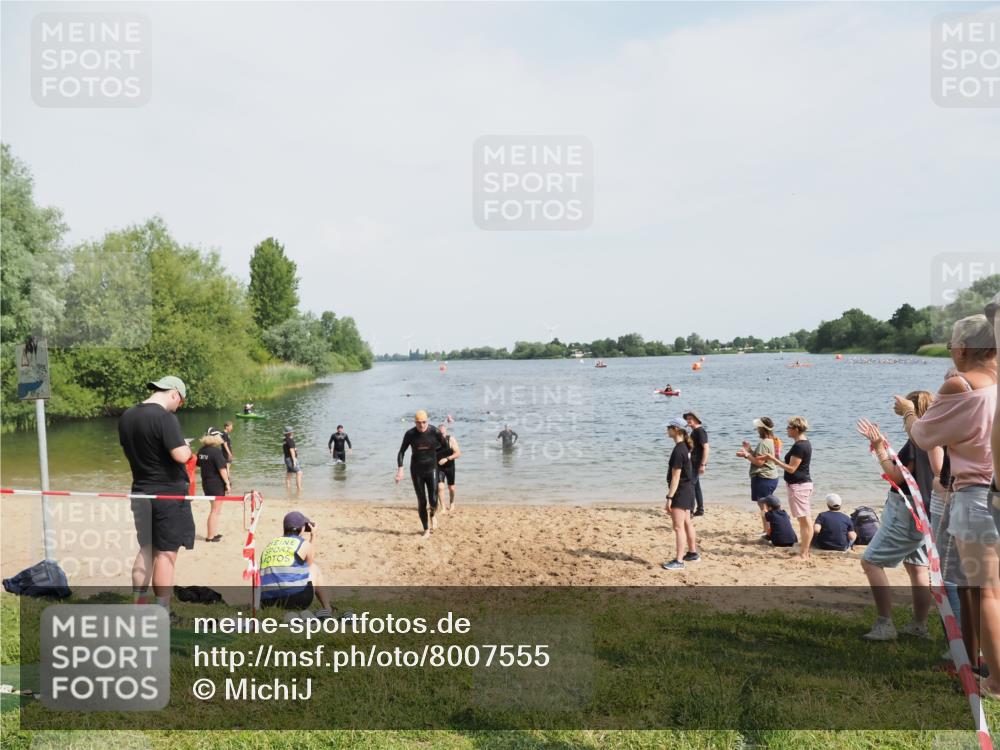 21.06.2025 - 27. Vierlanden-Triathlon MichiJ http://msf.ph/oto/8007555 15.06.2026 10:08:03 Schwimmen 373, 395, 403, 407 meine-sportfotos.de