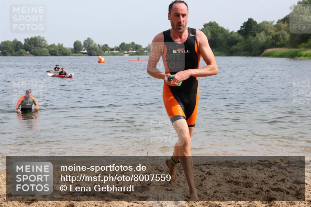 15.06.2025 - 27. Vierlanden-Triathlon Lena Gebhardt http://msf.ph/oto/8007559 15.06.2025 10:05:23 Schwimmen 364, 382, 384, 393, 402, 409, 456 meine-sportfotos.de