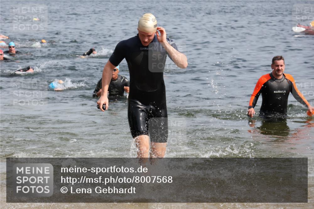 15.06.2025 - 27. Vierlanden-Triathlon Lena Gebhardt http://msf.ph/oto/8007568 15.06.2025 10:05:24 Schwimmen 378, 384, 393, 402, 409, 456 meine-sportfotos.de