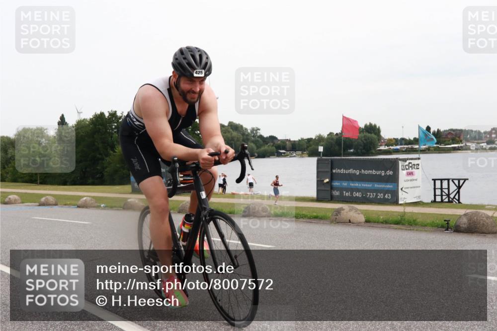 15.06.2025 - 27. Vierlanden-Triathlon H.Heesch http://msf.ph/oto/8007572 15.06.2025 10:44:13 Radfahren 425, 452 meine-sportfotos.de