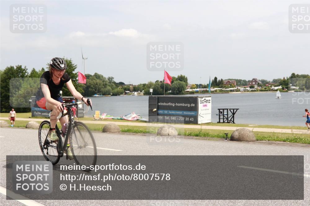 21.06.2025 - 27. Vierlanden-Triathlon H.Heesch http://msf.ph/oto/8007578 15.06.2025 12:01:07 Radfahren 687, 881, 909 meine-sportfotos.de