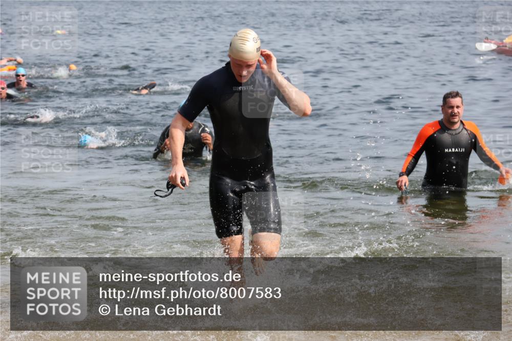 15.06.2025 - 27. Vierlanden-Triathlon Lena Gebhardt http://msf.ph/oto/8007583 15.06.2025 10:05:24 Schwimmen 378, 384, 393, 402, 409, 456 meine-sportfotos.de