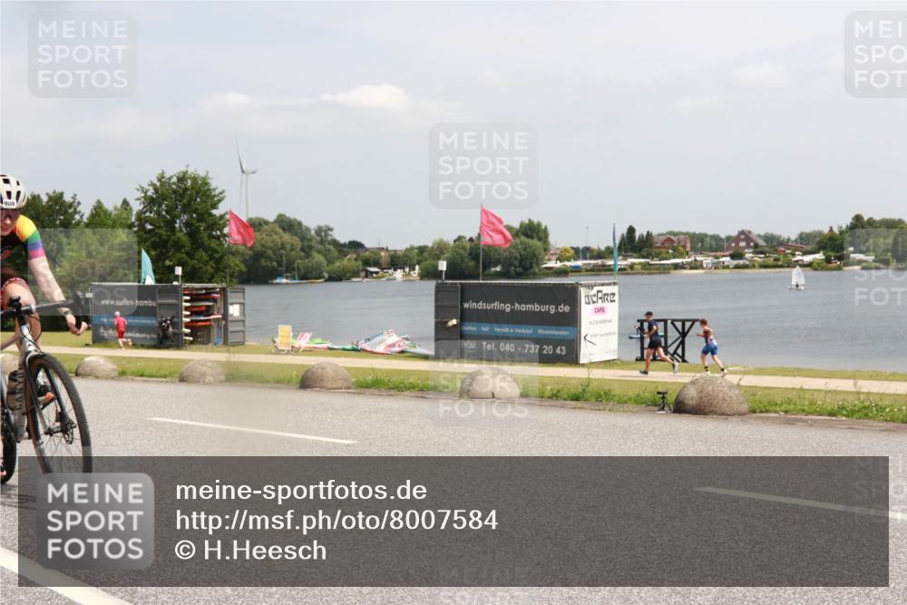 21.06.2025 - 27. Vierlanden-Triathlon H.Heesch http://msf.ph/oto/8007584 15.06.2025 12:01:09 Radfahren 687, 881, 909 meine-sportfotos.de