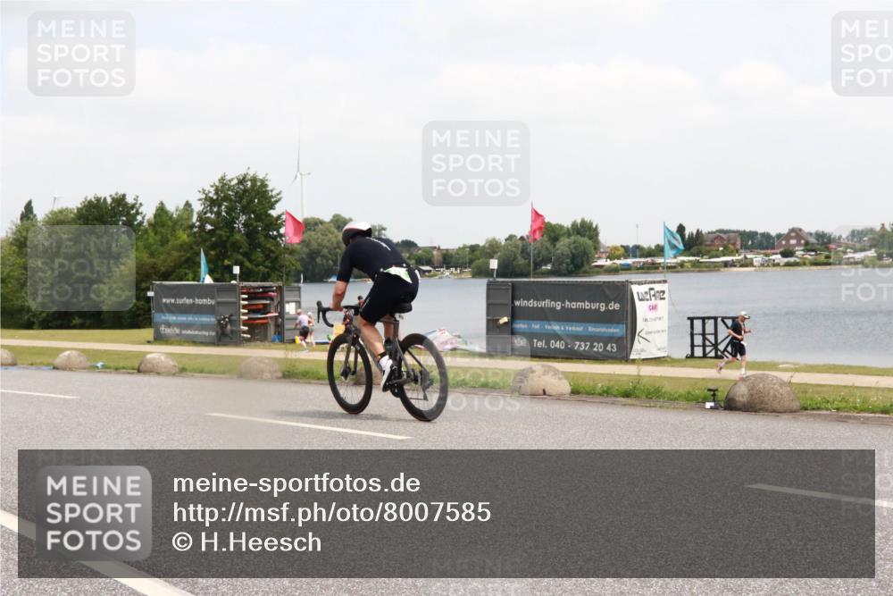 21.06.2025 - 27. Vierlanden-Triathlon H.Heesch http://msf.ph/oto/8007585 15.06.2025 12:09:06 Radfahren 838, 889 meine-sportfotos.de