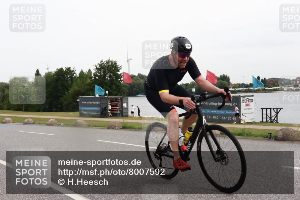 15.06.2025 - 27. Vierlanden-Triathlon H.Heesch http://msf.ph/oto/8007592 15.06.2025 10:44:23 Radfahren 235, 392 meine-sportfotos.de